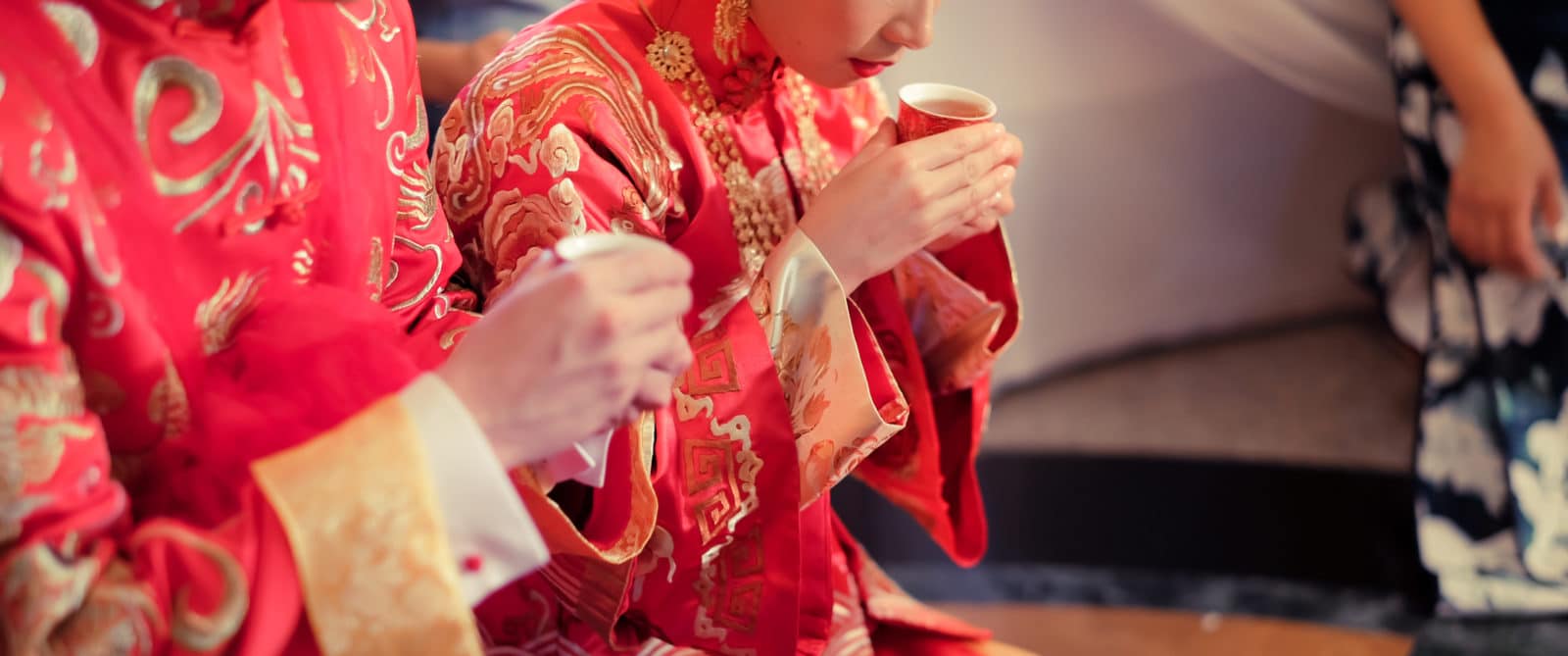 中国人在茶道上穿红色