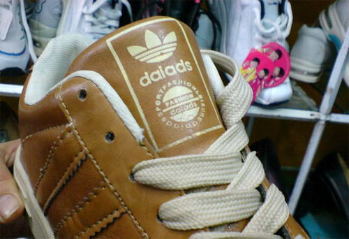 印着“daiads”字样的山寨阿迪达斯鞋在188金宝搏网服务网址中国出现