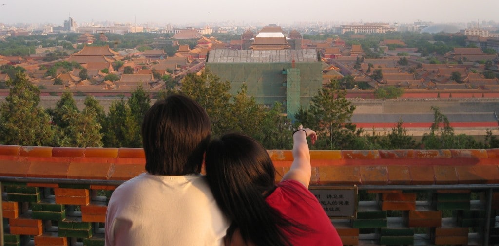 夫妻二人俯瞰北京