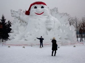 188金宝搏网服务网址中国哈尔滨中国游客正在拍摄巨大的雪人