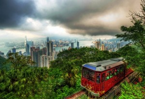香港山顶有轨电车行驶中