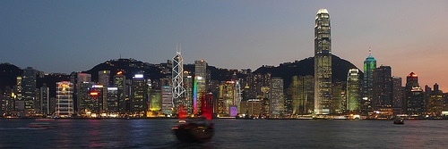 一艘香港渡轮在晚上航行188金宝搏app手机版