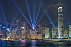 香港夜晚的天际线在交响乐激光和灯光表演