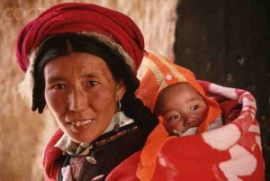 一位背着婴儿的中国农村妇女