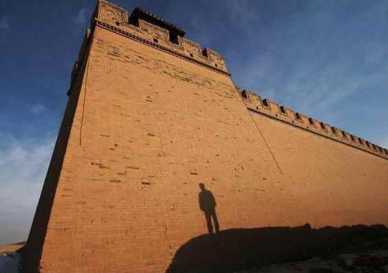 中国现代城墙上有一个旅行者的剪影188金宝搏app手机版188金宝搏网服务网址