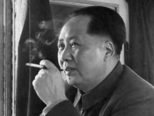 一名中国男子正在抽烟