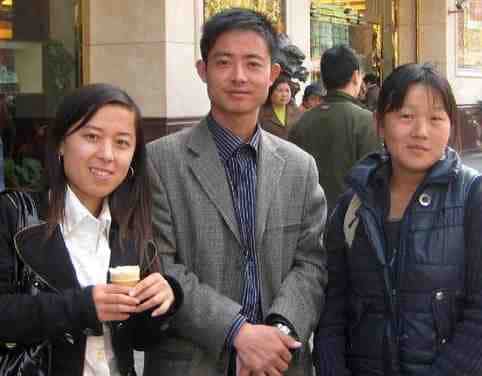 3个看起来年长的大学生实际上是中国骗子