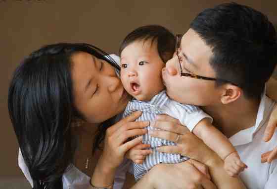 中国家庭抱着婴儿