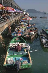 西贡市海滨的小船