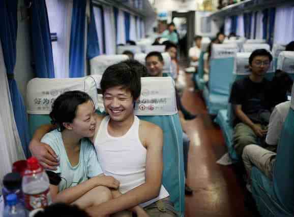 一对中国夫妇坐在高铁的软座上
