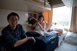 一对中国夫妇在高铁上穿着软卧