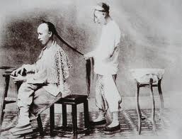 一个中国男人给另一个中国男人理发的历史性照片