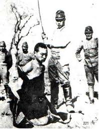 一名日本士兵准备斩首一名中国人