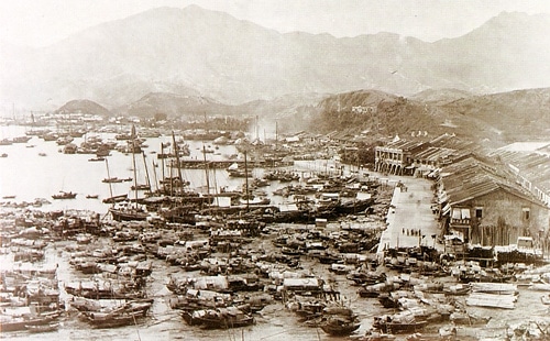 一张中国港口的老照片，上面有一队船