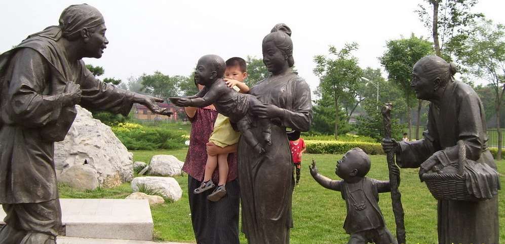 花园里的中国雕像展示了友谊和善良的行为