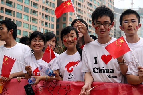 中国学生穿着亲中国的衣服，脸上涂着颜料188金宝搏网服务网址