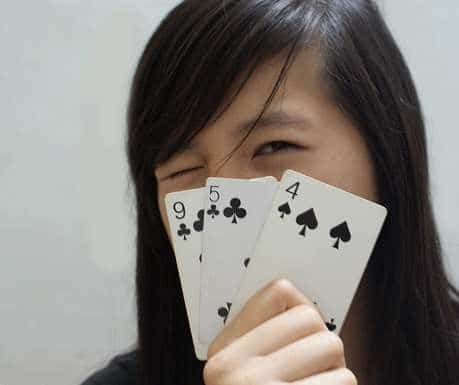 一个正在打扑克的中国女人