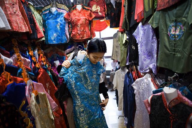 一名中国妇女在北京丝绸市场购物