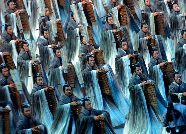 在2008年北京奥运会开幕式上，人们装扮成孔子。