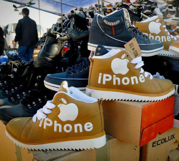 一堆带有苹果“iPhone”品牌的鞋子被放大了